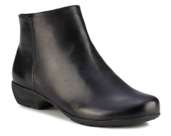 Black Leather-EZRA BOOT BY ROS HOMMERSON 1